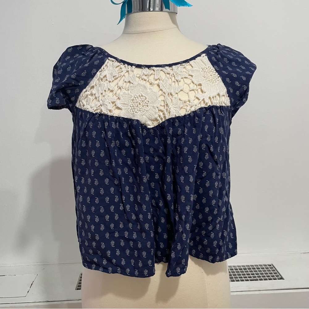 Blue White Floral Crochet Top Size Medium